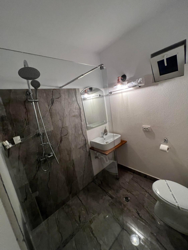 Bathroom 3, Barlogul din Vidraru, Capatanenii Pamanteni