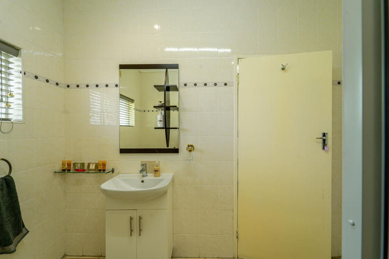 Others 4, Zambezi Family Lodge - Lion Room, Hwange