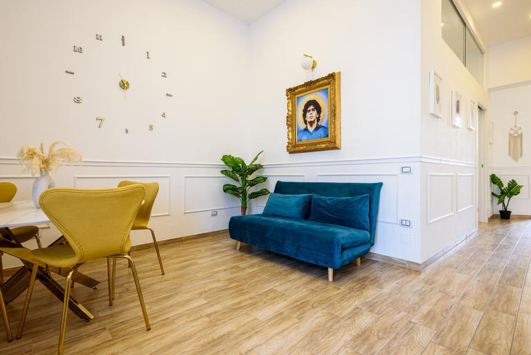 Others 4, Luxury Apartment in Central City, Napoli