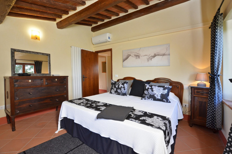 Bedroom 2, Villa Paradiso 16 in Mensano, Siena