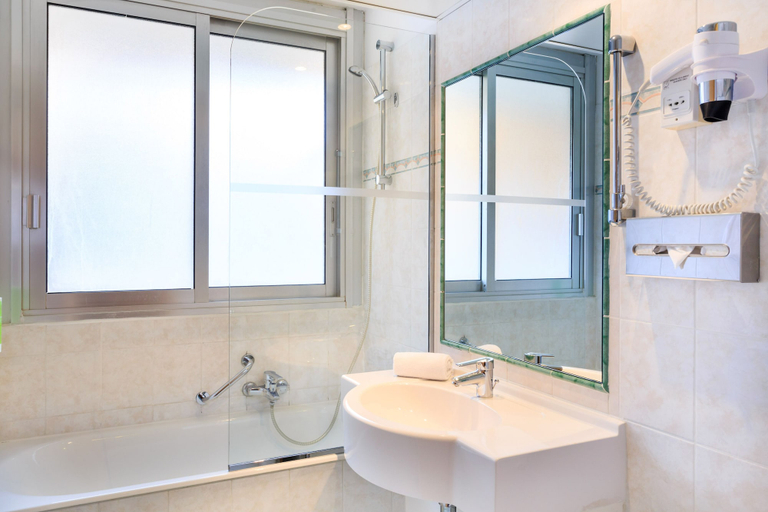 Bathroom 4, Best Western Hotel Mediterranee Menton, Alpes-Maritimes