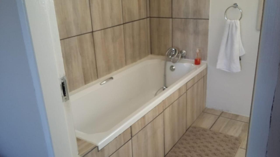 Bathroom 3, Karoo-Koppie, Pixley ka Seme