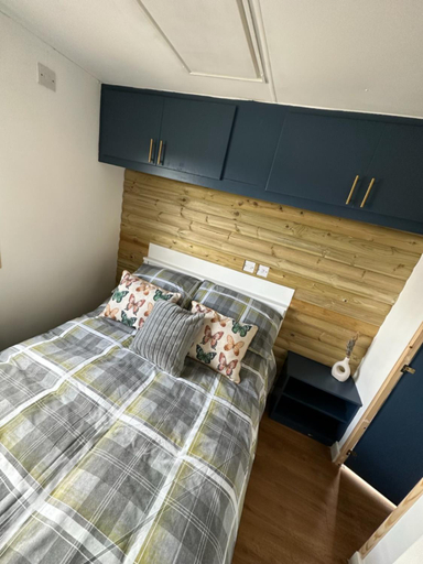 Others 2, Tracey’s Hideaway - with hot tub & amazing views, Flintshire