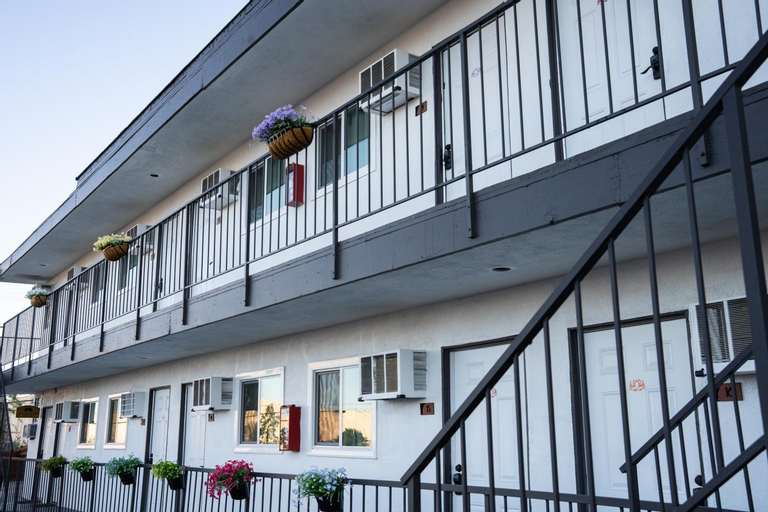 Exterior 12