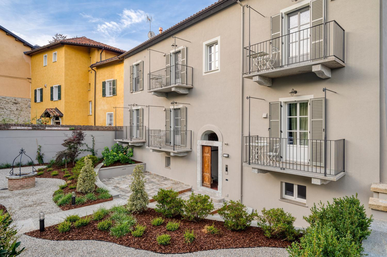 Exterior & Views