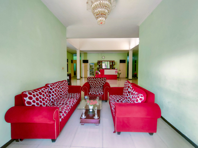 Bedroom, Djati Homestay RedPartner near Gor Djarum Kudus, Kudus