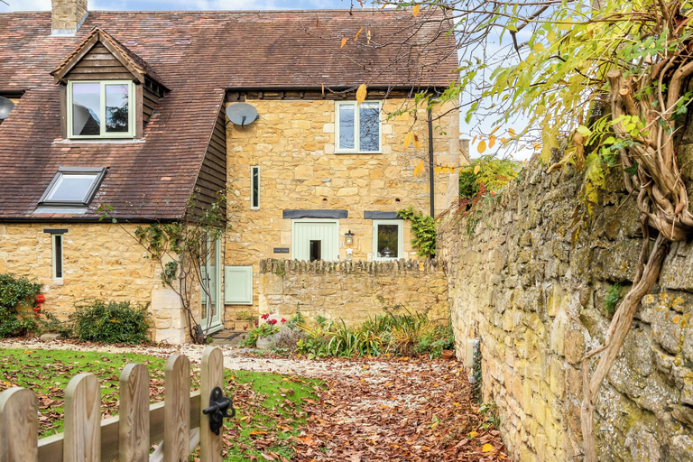 Exterior & Views, Granary Cottage - Luxury Barn Conversion, Gloucestershire