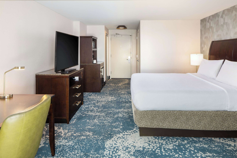 Bedroom 3, Hilton Garden Inn Bethesda Downtown, Montgomery