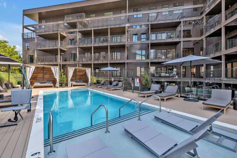 Sport & Beauty 2, HUGE downtown corner unit- Pool-Gym-Walk 2 Broadway, Davidson