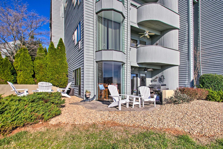 Sun-Filled Condo with Smith Mountain Lake Views, Franklin