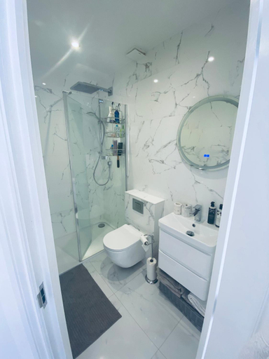 Bathroom 2, Guesthouse in Central Fleet, Hampshire