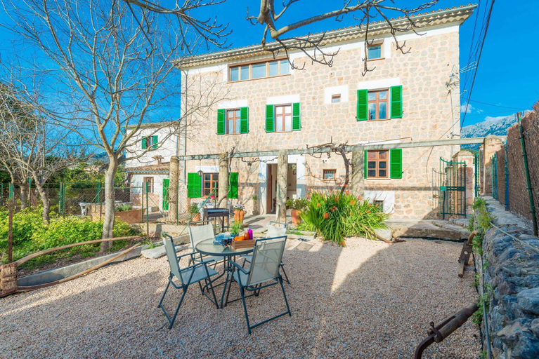 Room 5, Can Raia in S Ller With 4 Bedrooms and 2 Bathrooms, Baleares