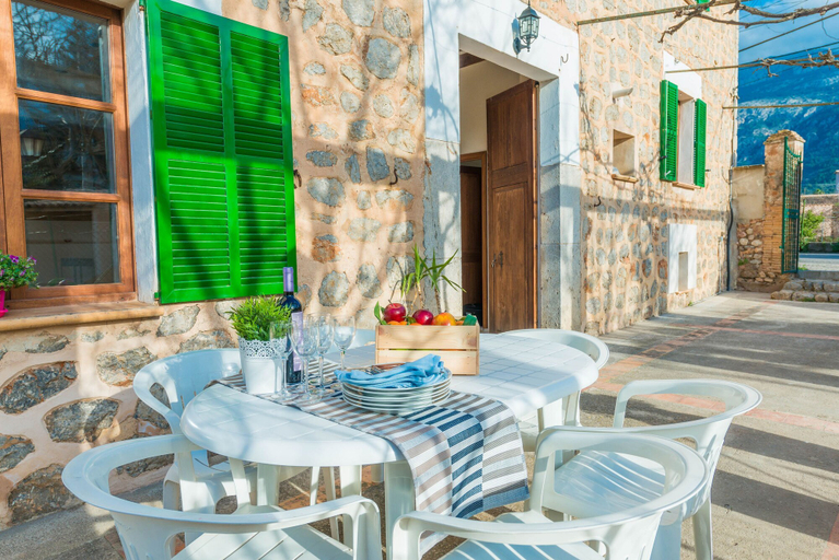 Room 4, Can Raia in S Ller With 4 Bedrooms and 2 Bathrooms, Baleares