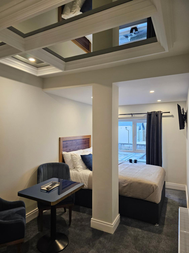 Others 4, B53 Accommodation