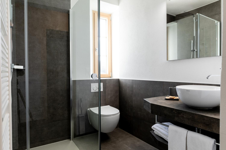 Bathroom 4, Hotel Bellevue, Moësa