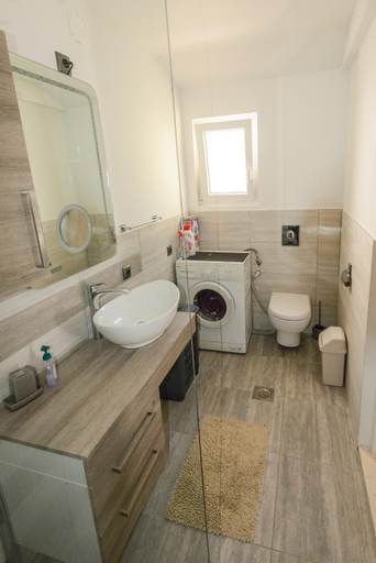 Bathroom 4, Secluded house with seawater pool, Milna