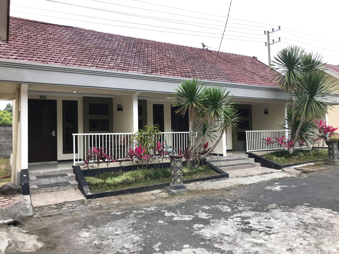 Exterior & Views 2, Selorejo Resort Mitra RedDoorz, Malang