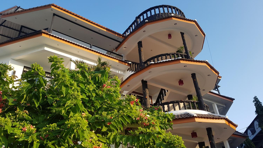 Exterior & Views