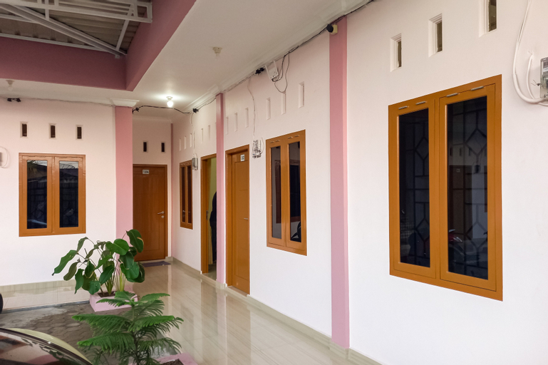 Exterior & Views 2, RedDoorz Syariah near JBC Jambi, Jambi