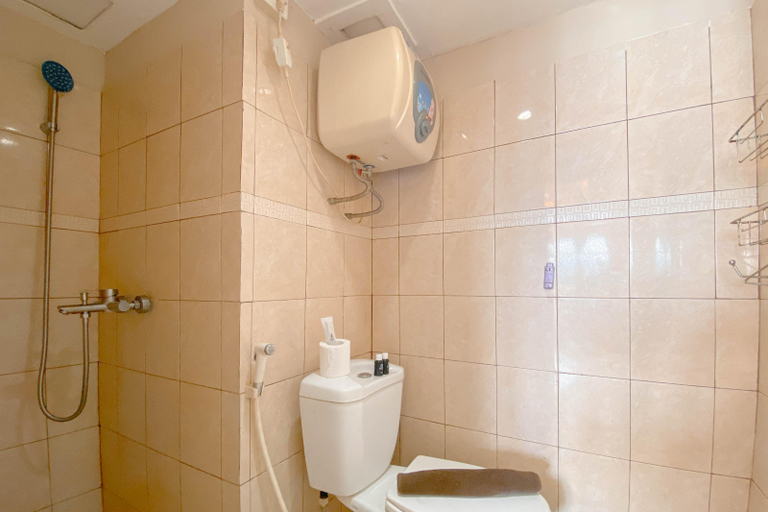 Bathroom 5, Spacious 1BR at Jarrdin Cihampelas Apartment By Travelio, Bandung