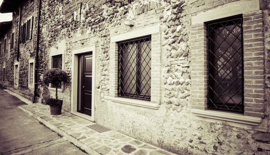 Exterior & Views