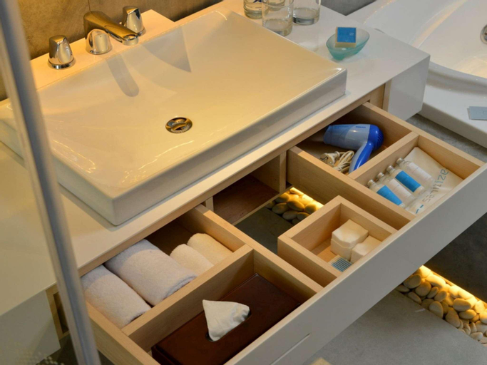 Bathroom 10