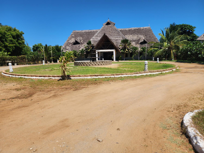 Others 4, Karibuni, Villa 107, Beachfront Stay with Restaurant, Pool & Bar, Magarini