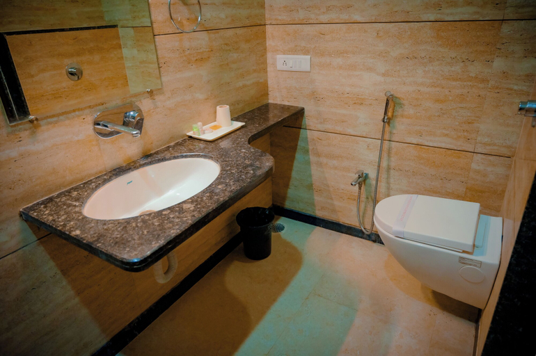 Bathroom, Hotel Royal Celebration, Kabeerdham