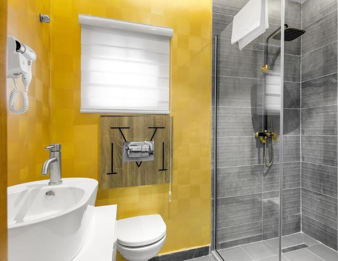 Bathroom 3, Montcrest Hotel & Lounge, Port Harcourt