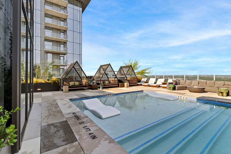 Sport & Beauty 3, Modern Rainey St Oasis with Pool & Views, Travis