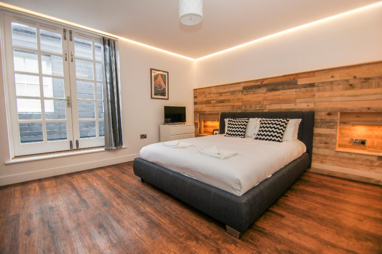 2, Steine House |Sleeps 20| by Brighton Holiday Lets, Brighton and Hove