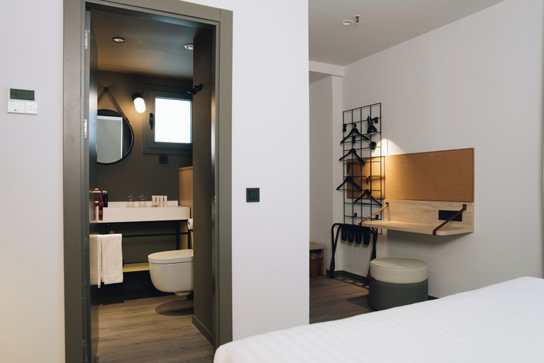 Bedroom 5, Moxy Barcelona, Barcelona