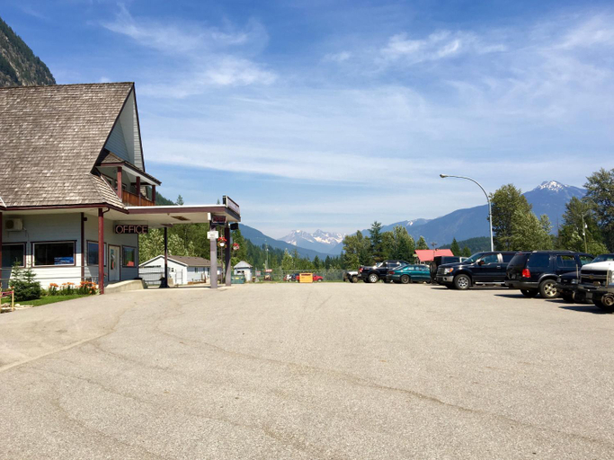 Others 5, Peaks Lodge, Columbia-Shuswap