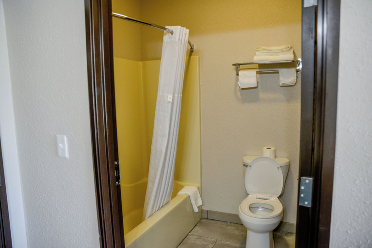 Bathroom 4, Baymont by Wyndham O'Fallon St. Louis Area, Saint Clair