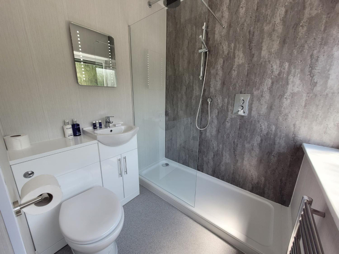 Bathroom 5, South Sands Hotel, North Somerset