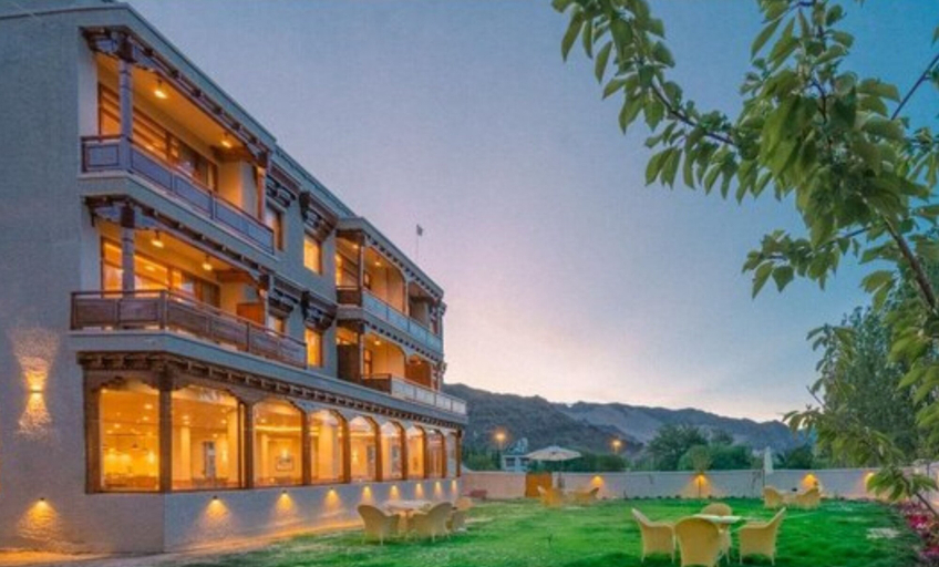 Exterior & Views