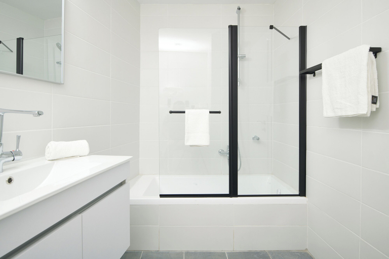 Bathroom 5, Machne Yehuda Vacation Apartment