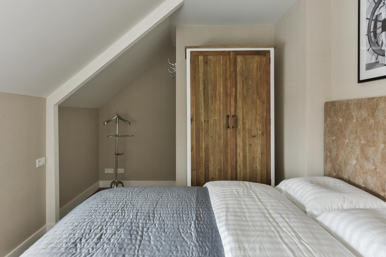 Others 2, Hotel aan de Haven, Edam-Volendam