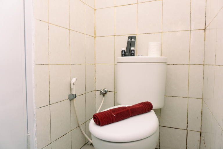 Bathroom 5, Minimalist Studio at 12th Floor Poris 88 Apartment By Travelio, Tangerang
