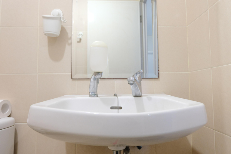 Bathroom 5, Homey and Comfy 2BR Apartment at Parahyangan Residence By Travelio, Bandung