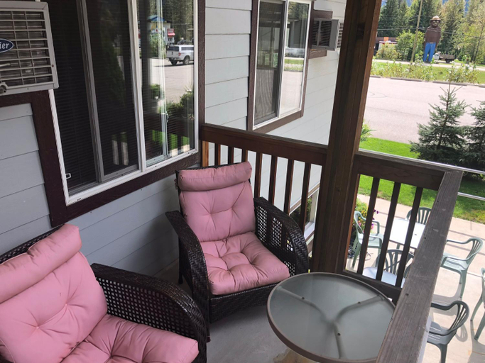 Others 4, Peaks Lodge, Columbia-Shuswap