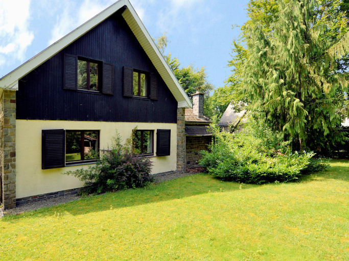 Inviting chalet in the woods in Ovifat, Liège