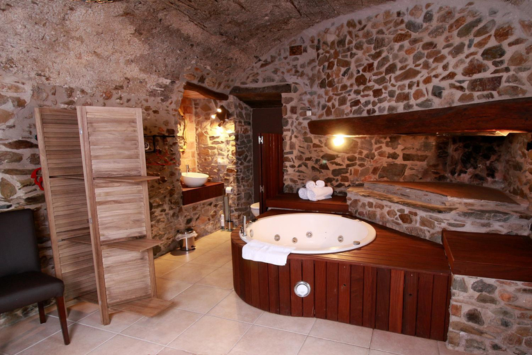 Bathroom 4, Mas Renart, Girona