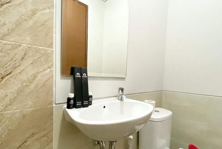 Bathroom 3, Fancy And Simply Studio At Transpark Juanda Bekasi Timur Apartment, Bekasi