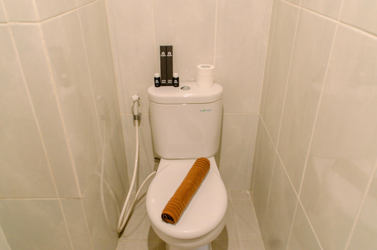 Bathroom 5, Nice and Comfort Studio at Serpong Garden Apartment By Travelio, Tangerang