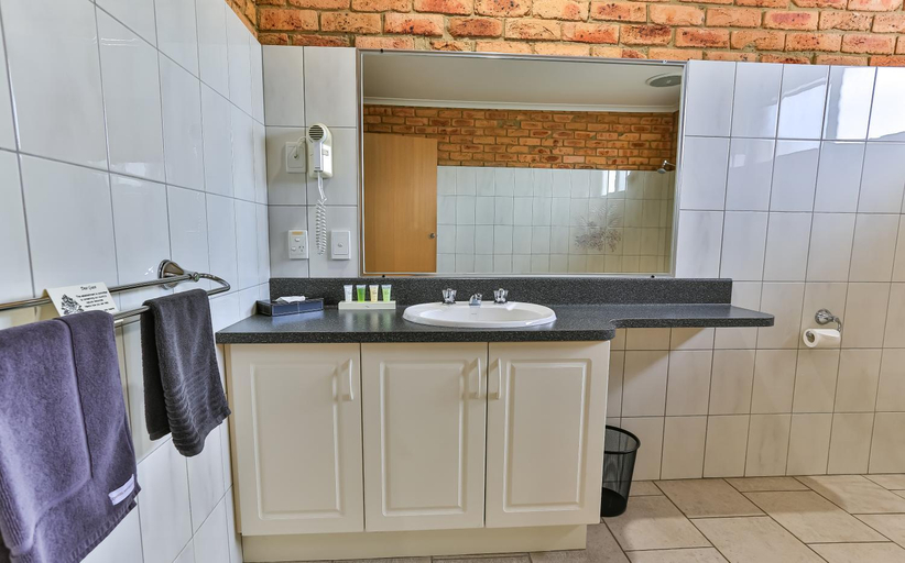 Bathroom 2, Wonthaggi Motel, Bass Coast Bal