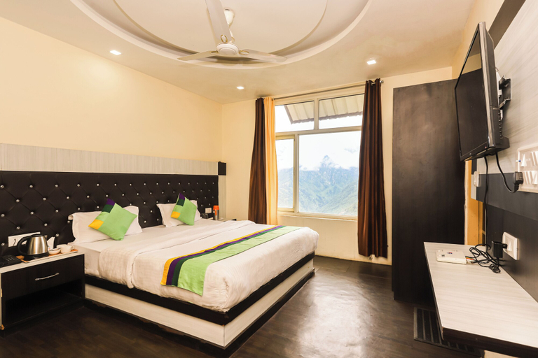 Bedroom 1, Hotel Naddi Heights, Kangra