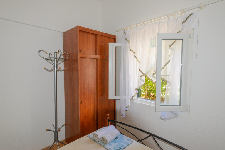 Bedroom, Secluded house with seawater pool, Milna