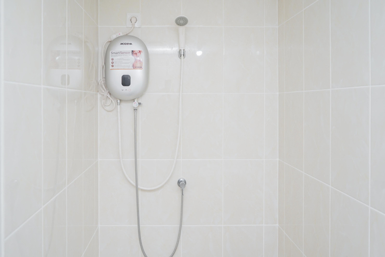 Bathroom 5, Pleasant and Homey Studio Apartment at M-Town Residence By Travelio, Tangerang
