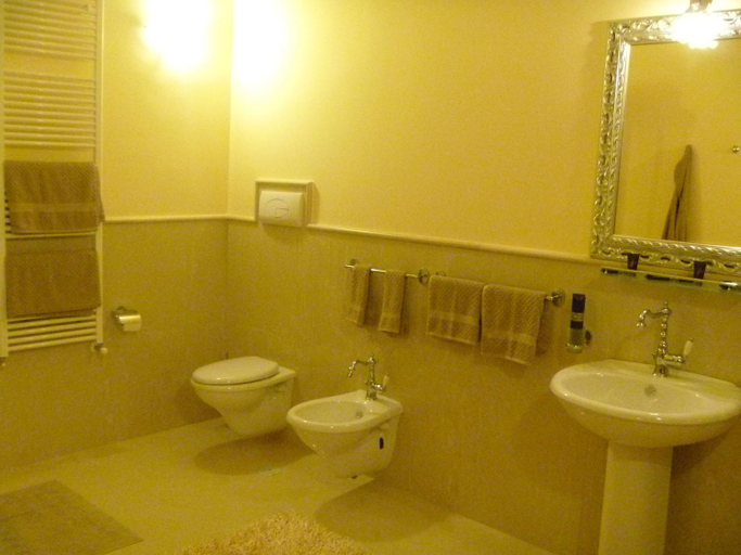 Bathroom, Castello Conti Filo, Brindisi
